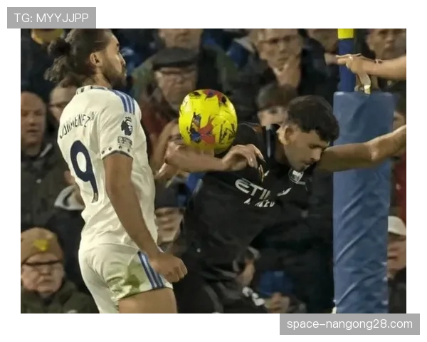 欧足联就欧冠比赛中出现的激光笔照射球员事件，对某涉事俱乐部展开调查。