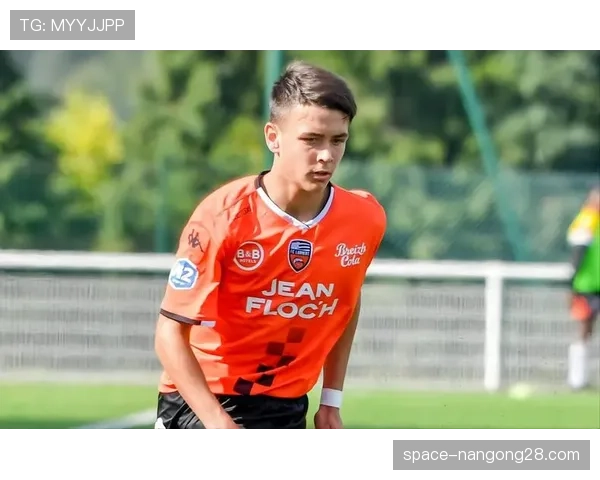 特写:洛里昂队长勒费埃在球队确定保级后激动落泪 特写:洛里昂队长勒费埃在球队确定保级后激动落泪