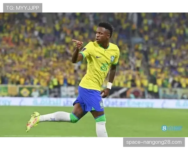 特写：维尼修斯突破造红牌瞬间，伯纳乌响起掌声